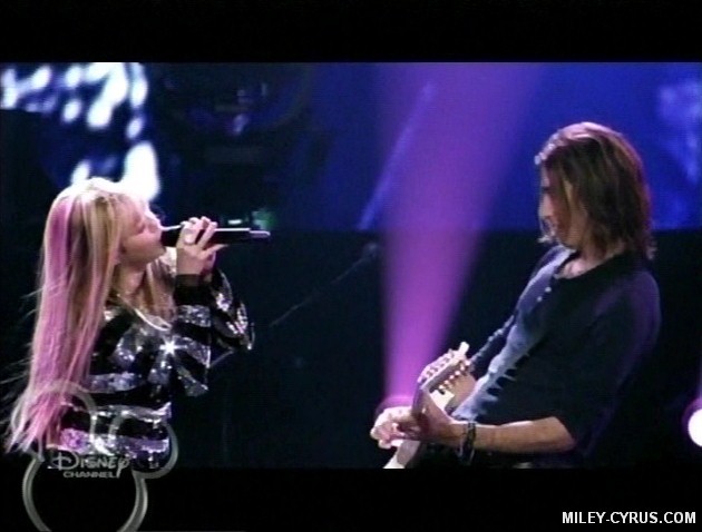 miley-cyrus_com_rockstar-bestofbothworldsconcert_0393