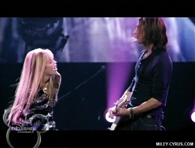 miley-cyrus_com_rockstar-bestofbothworldsconcert_0395