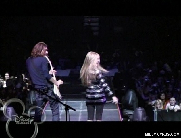 miley-cyrus_com_rockstar-bestofbothworldsconcert_0397