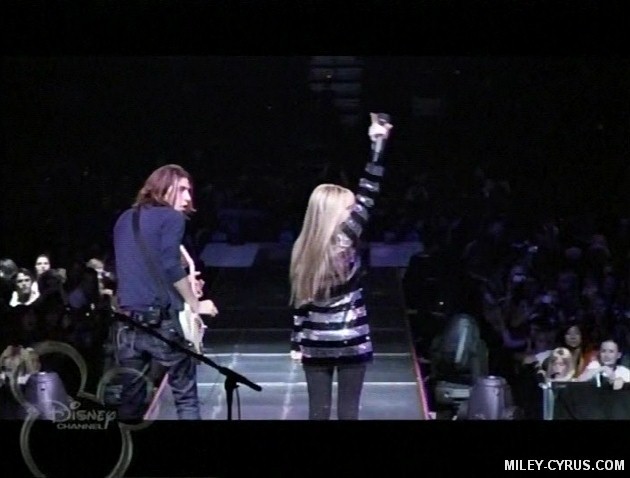 miley-cyrus_com_rockstar-bestofbothworldsconcert_0399