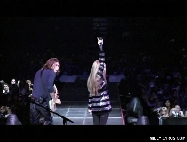 miley-cyrus_com_rockstar-bestofbothworldsconcert_0400