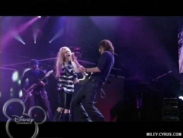 miley-cyrus_com_rockstar-bestofbothworldsconcert_0389