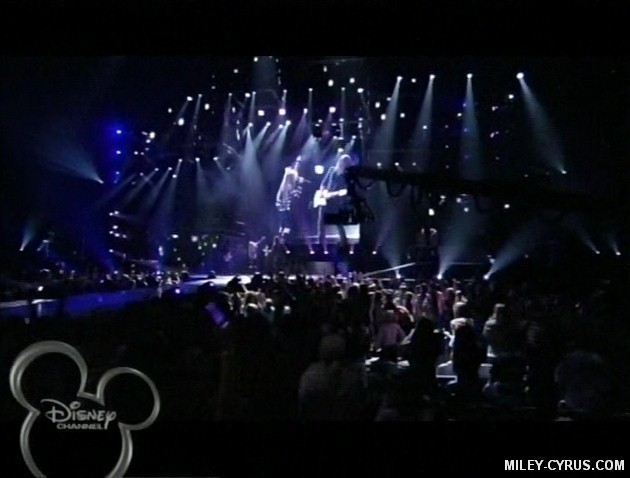 miley-cyrus_com_rockstar-bestofbothworldsconcert_0392