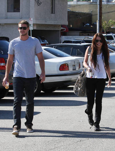miley-cyrus_COM_TolucaLakeCoffeeBean_6Jan2010_15