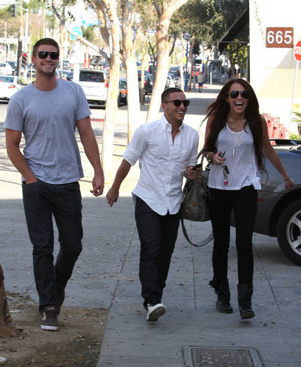 miley-cyrus_COM_TolucaLakeCoffeeBean_6Jan2010_19