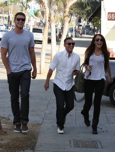 miley-cyrus_COM_TolucaLakeCoffeeBean_6Jan2010_20