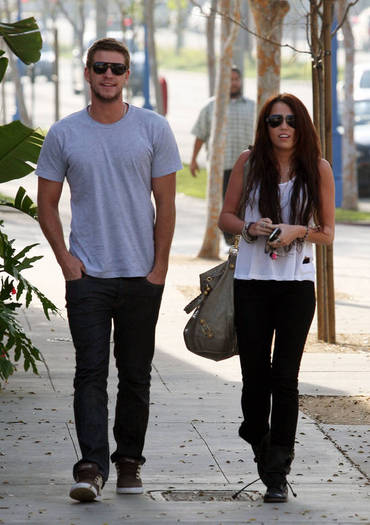 miley-cyrus_COM_TolucaLakeCoffeeBean_6Jan2010_21