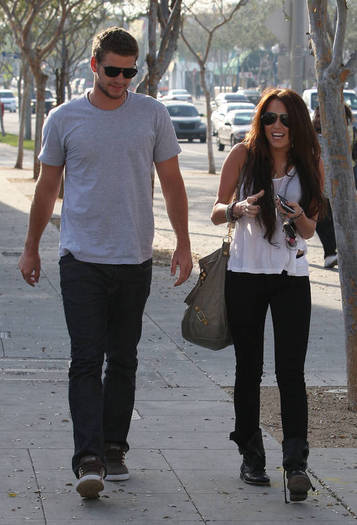 miley-cyrus_COM_TolucaLakeCoffeeBean_6Jan2010_22