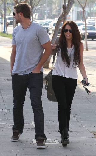 miley-cyrus_COM_TolucaLakeCoffeeBean_6Jan2010_08