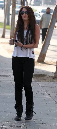miley-cyrus_COM_TolucaLakeCoffeeBean_6Jan2010_09