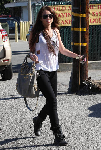 miley-cyrus_COM_TolucaLakeCoffeeBean_6Jan2010_12