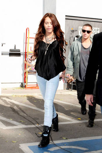 miley-cyrus_COM_BookSoupWestHollywood_8Jan2010_17