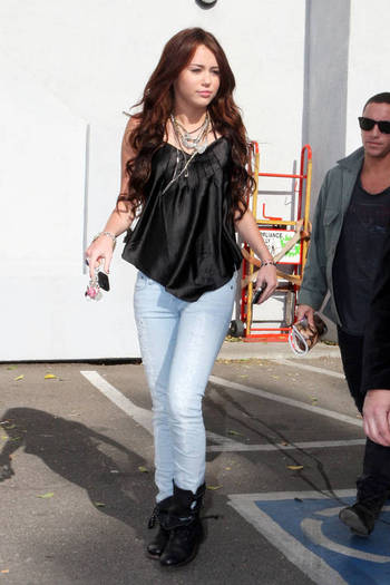 miley-cyrus_COM_BookSoupWestHollywood_8Jan2010_20