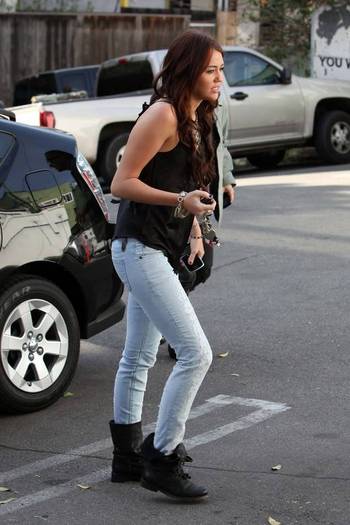 miley-cyrus_COM_BookSoupWestHollywood_8Jan2010_21