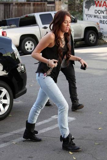 miley-cyrus_COM_BookSoupWestHollywood_8Jan2010_22