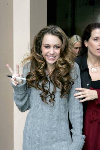 miley-cyrus_dot_com-leavingregisandkelly-nyc2006oct24-005