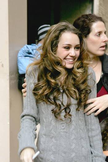 miley-cyrus_dot_com-leavingregisandkelly-nyc2006oct24-007