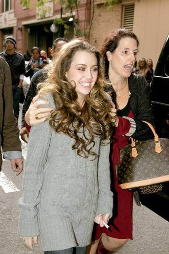 miley-cyrus_dot_com-leavingregisandkelly-nyc2006oct24-009