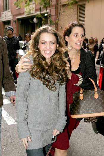 miley-cyrus_dot_com-leavingregisandkelly-nyc2006oct24-011