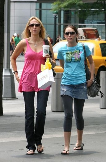 miley-cyrus_com-nyc2007jun19-manhattan-hotel-o001