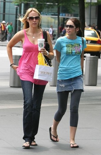 miley-cyrus_com-nyc2007jun19-manhattan-hotel-o002