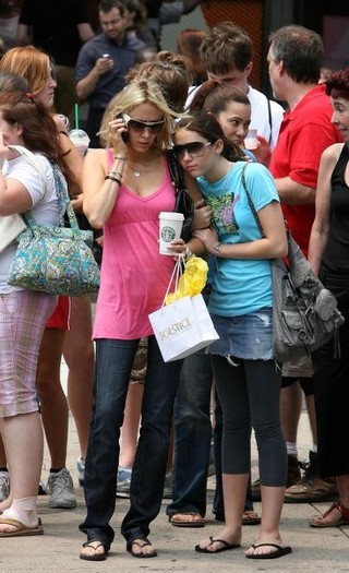 miley-cyrus_com-nyc2007jun19-manhattan-hotel-p001