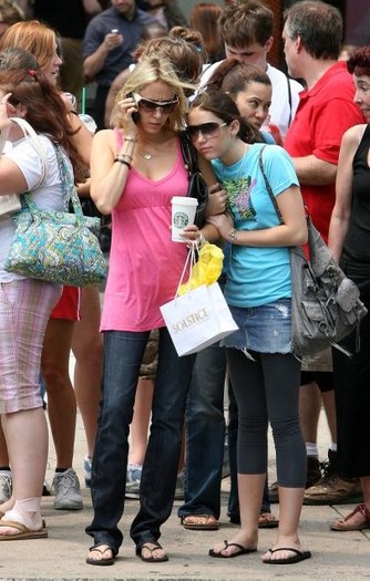 miley-cyrus_com-nyc2007jun19-manhattan-hotel-p002