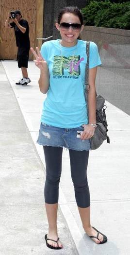 miley-cyrus_com-nyc2007jun19-manhattan-hotel-f010