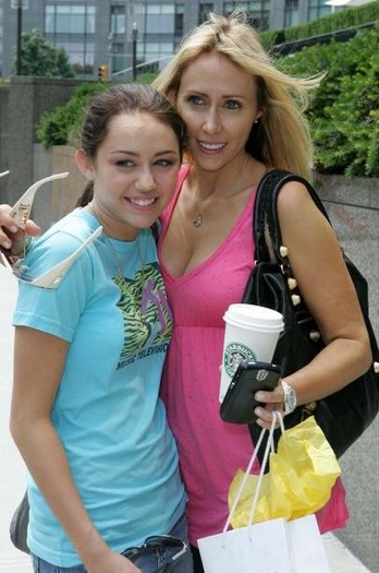 miley-cyrus_com-nyc2007jun19-manhattan-hotel-i000