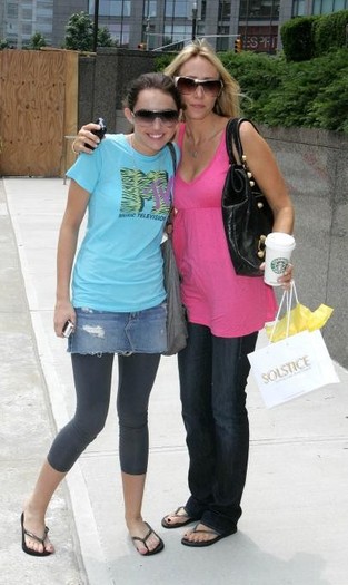 miley-cyrus_com-nyc2007jun19-manhattan-hotel-l008