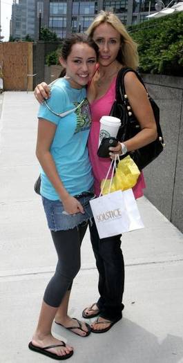 miley-cyrus_com-nyc2007jun19-manhattan-hotel-l009