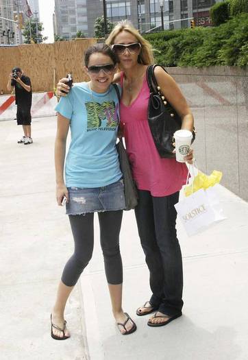 miley-cyrus_com-nyc2007jun19-manhattan-hotel-l010