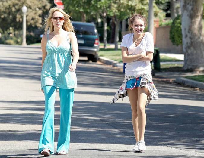 miley-cyrus_COM-la2007aug31-earlywalk006