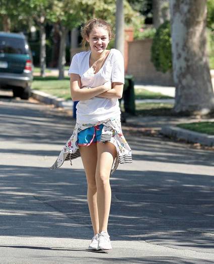 miley-cyrus_COM-la2007aug31-earlywalk007