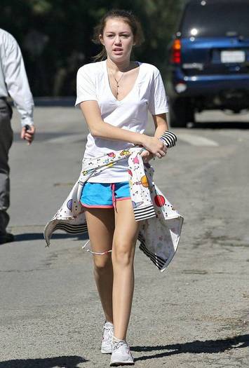 miley-cyrus_COM-la2007aug31-earlywalk011