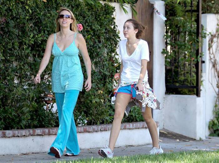miley-cyrus_COM-la2007aug31-earlywalk001
