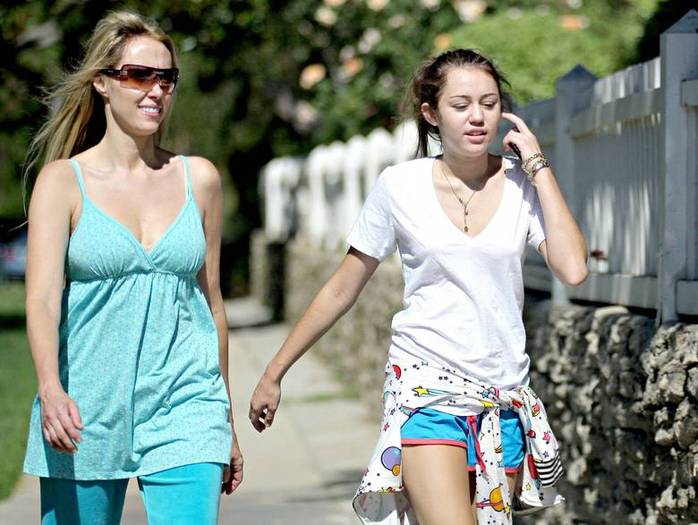 miley-cyrus_COM-la2007aug31-earlywalk002