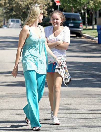 miley-cyrus_COM-la2007aug31-earlywalk004