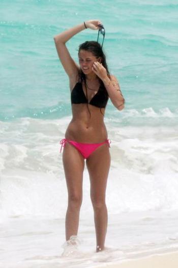 MileyCyrus-Bikini-Beach010