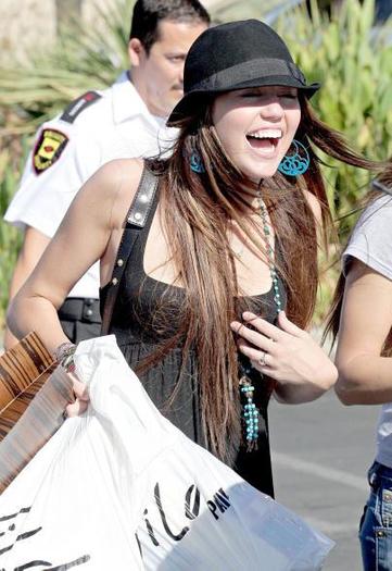 miley-cyrus-photos-sushi-026