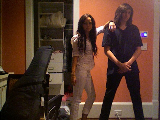 miley_Cyrus_in_white_braison_cyrus_in_black_from_twitter_608x456_280709