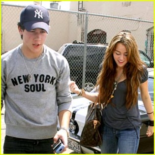 miley-cyrus-nick-jonas-village-idiot - Toate Pozele Mele cu Miley si Hannah00