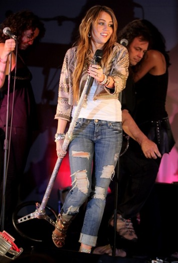 miley-cyrus-in-different-7-for-all-mankind-jeans-again-and-again4 - Toate Pozele Mele cu Miley si Hannah00