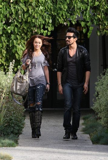 Miley+Cyrus+Out+LA+V36BlaZ80KYl - Toate Pozele Mele cu Miley si Hannah00