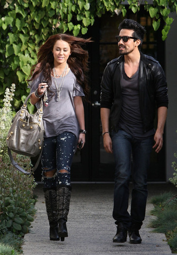 Miley+Cyrus+Out+LA+xLlm-DarU5Cl - Toate Pozele Mele cu Miley si Hannah00