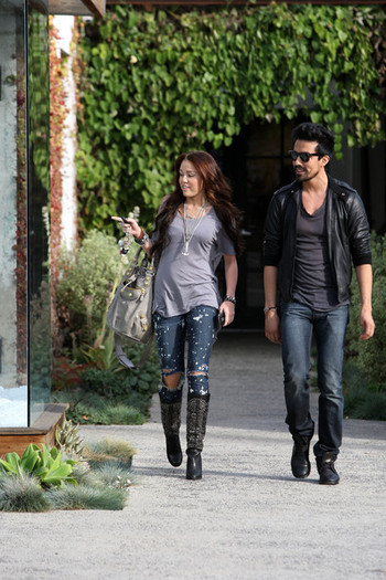 Miley+Cyrus+Out+LA+nk580h_JuYql - Toate Pozele Mele cu Miley si Hannah00