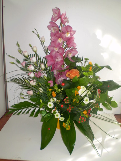 170 lei; cymbidium, lisianthus, ornitogalum, hipericum, santini verde si alb, trandafir, aspidistra, salal, r
