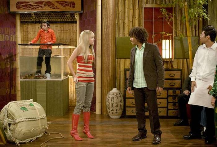 miley-cyrus_dot_com_hannahmontana-stills-season2-200 - Hannah Montana Season 2 Promo Stills