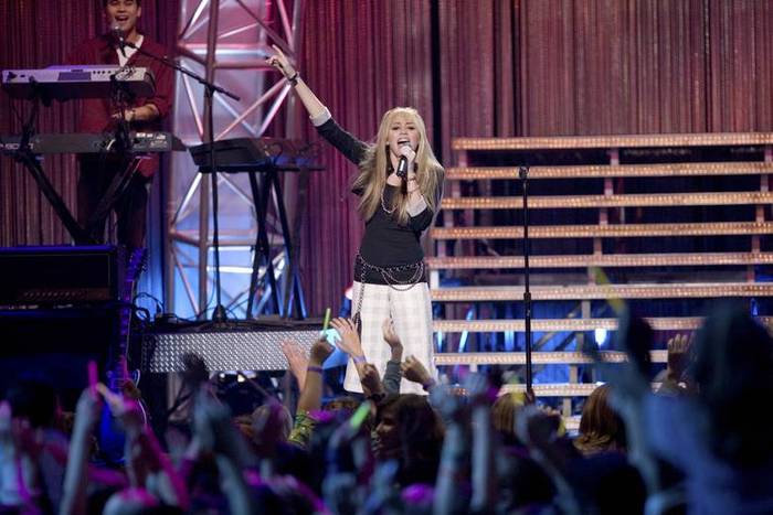 miley-cyrus_dot_com_hannahmontana-stills-season2-241 - Hannah Montana Season 2 Promo Stills