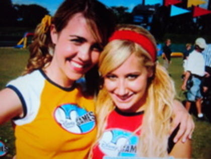 12587576_EOZEHFPAX - milley si hannah si alte vedete